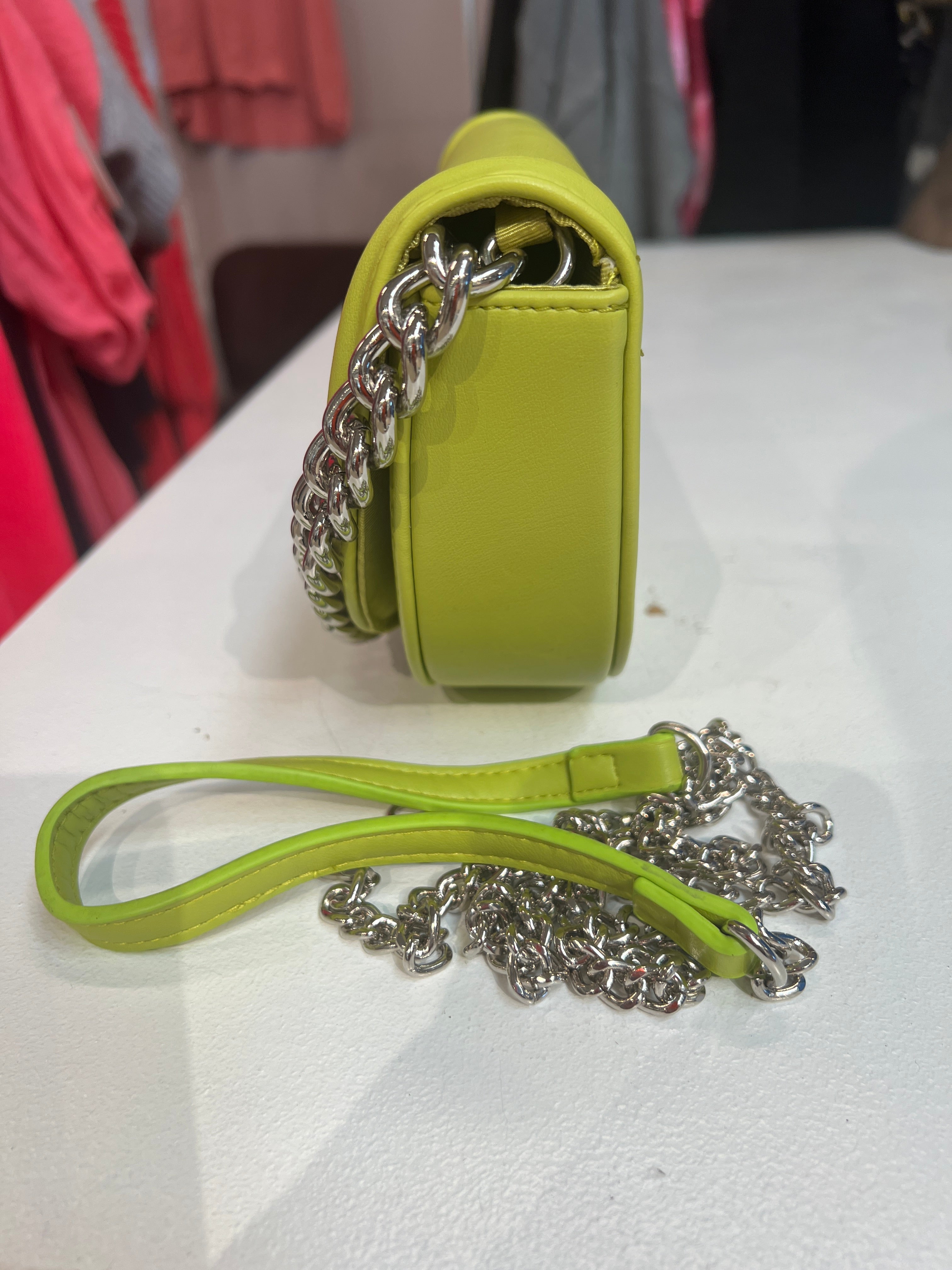 Rose - Liten handväska med stenimitation och silverkedja